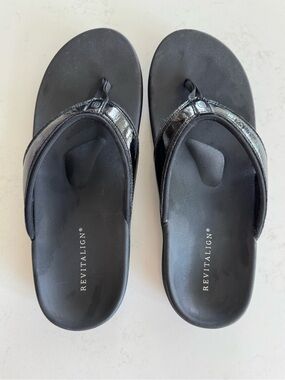 REVITALIGN Black Patent Toe-Post Comfort Sandals